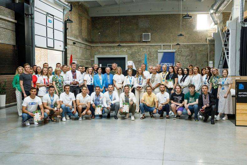 До Дня прапора у WAH відкрили 12-метровий флагшток та  урочисто підняли синьо-жовтий стяг фото 2